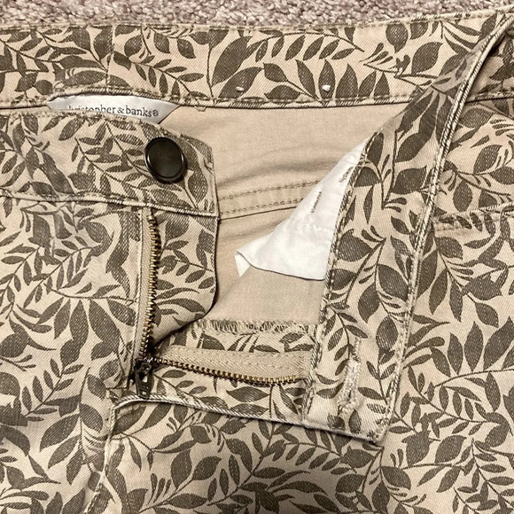 NWOT Christopher & Banks neutral leaf patterned denim capris 4P - Picture 8 of 15